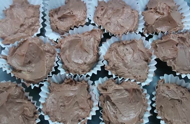 Filled cups with chocolate fat bombs