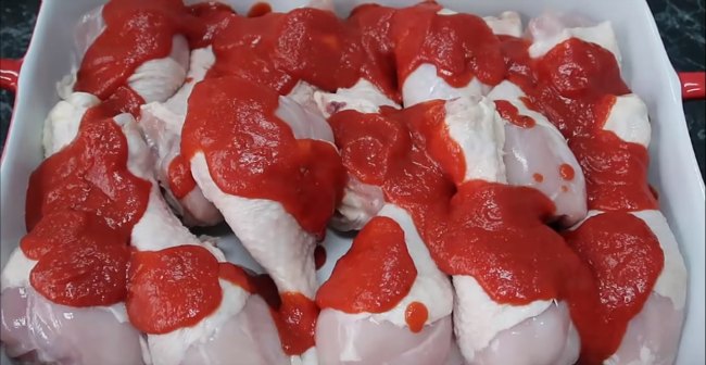 Kuřecí pečeně - kuřecí stehna v rajčatové omáčce