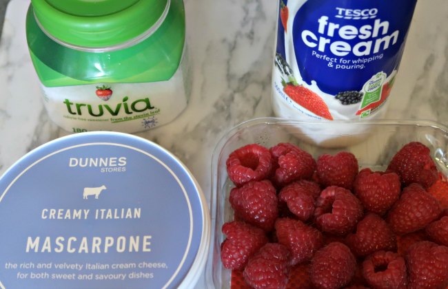 4 Ingredients for the raspberry mousse