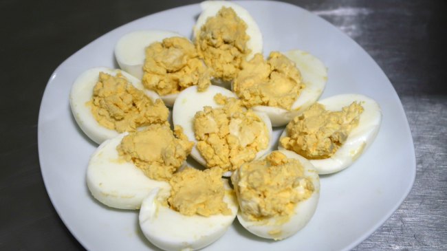 Plate-of-keto-devilled-eggs