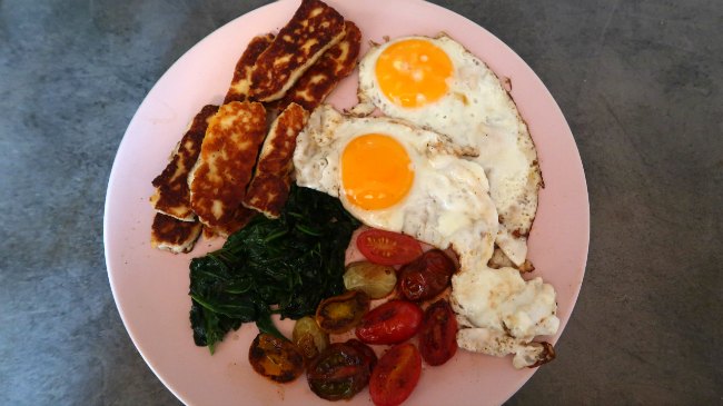 Halloumi Breakfast Fry Up Plate - Halloumi, Fried Eggs, Tomatoes and Spinach