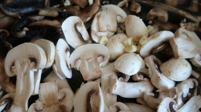 Additional ingredients for creamy keto mushroom sauce