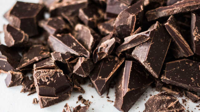 Keto friendly desserts to buy - chocolate bars and chocolate chips