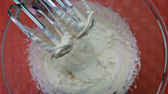 Maple whipped cream frosting for christmas