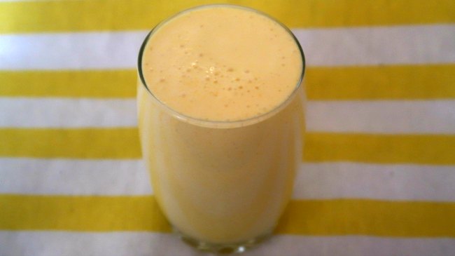 Easy low carb smoothie with lemon and other superfoods