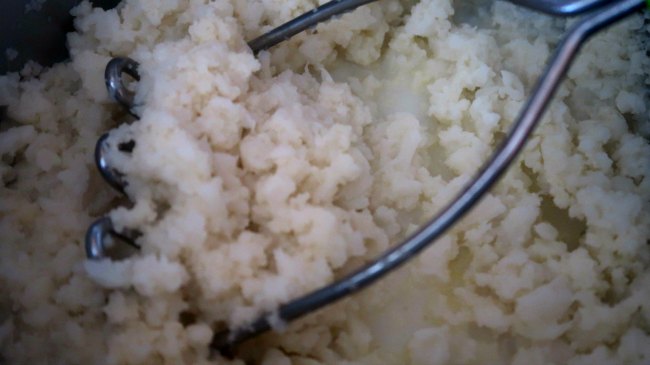How to make vegan mashed cauliflower with olive oil and garlic