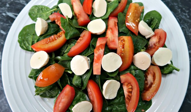 Low Carb tomato bocconcini salad