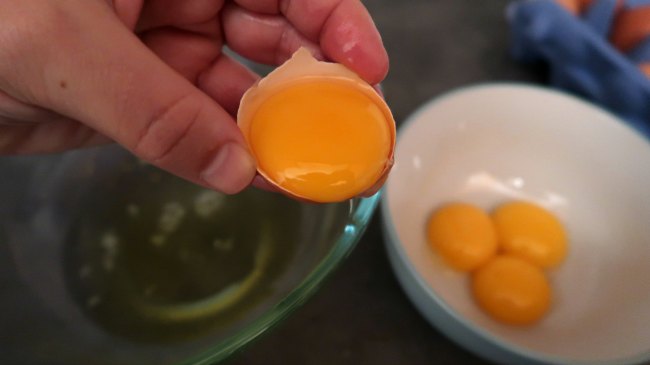 How To Separate Eggs - Separating The Yolk From The Egg White By Hand