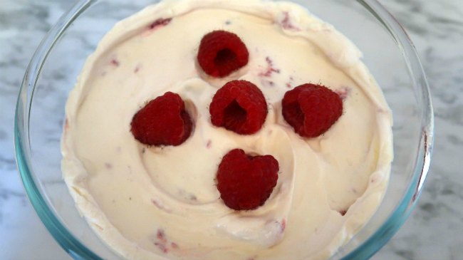 Super easy keto desserts - raspberry mousse