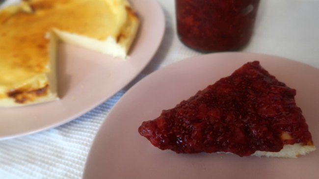 Cheesecake topped with chia jam