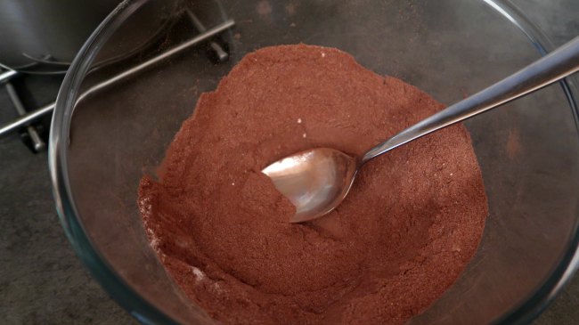 Mixing coconut flour and cocoa powder