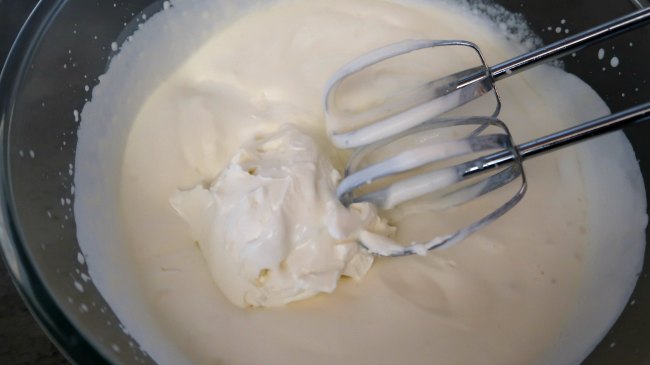 Mixing cream cheese and kefir into mousse