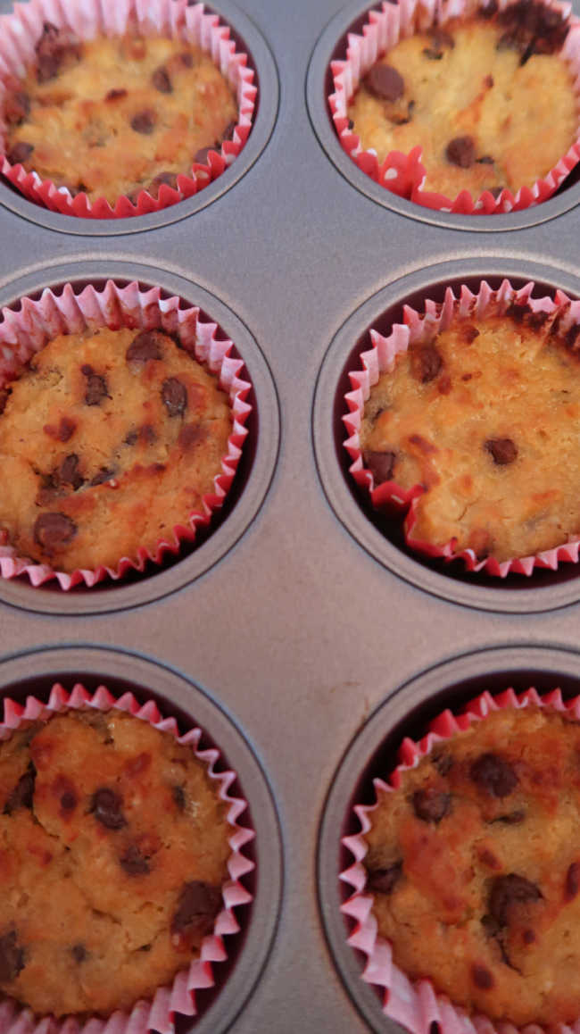 How to make easy muffins with coconut flour banana and chocolate chips