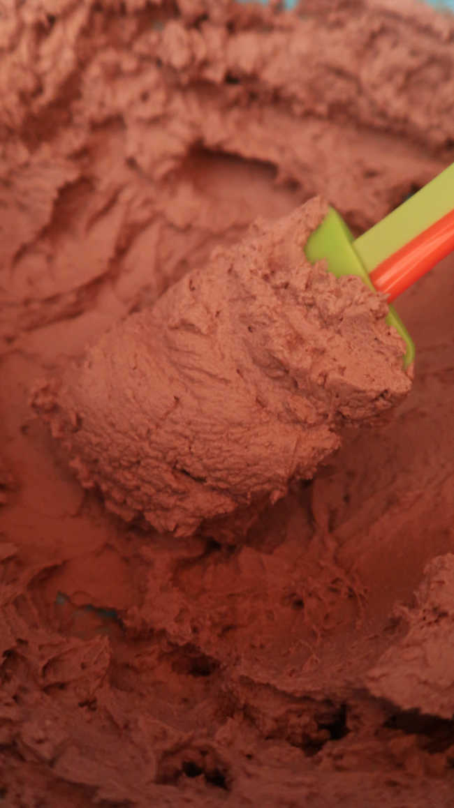 Chocolate mascarpone frosting recipe with cocoa powder and cream