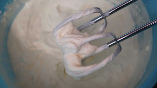 Making creamy mascarpone frosting