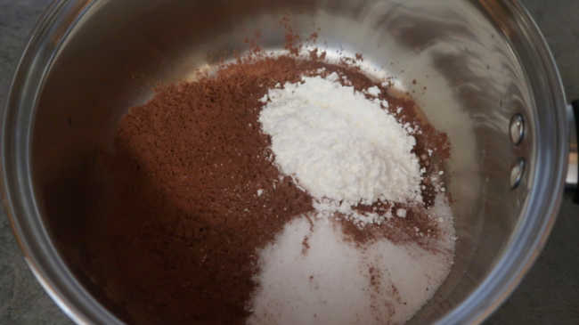 Dry ingredients in the saucepan