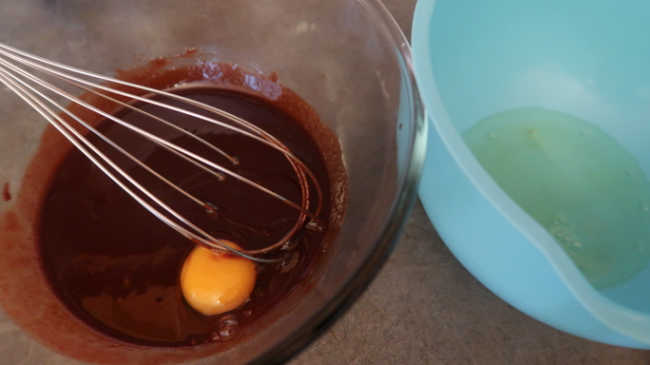 زرده های تخم مرغ را داخل مخلوط شکلات بزنید