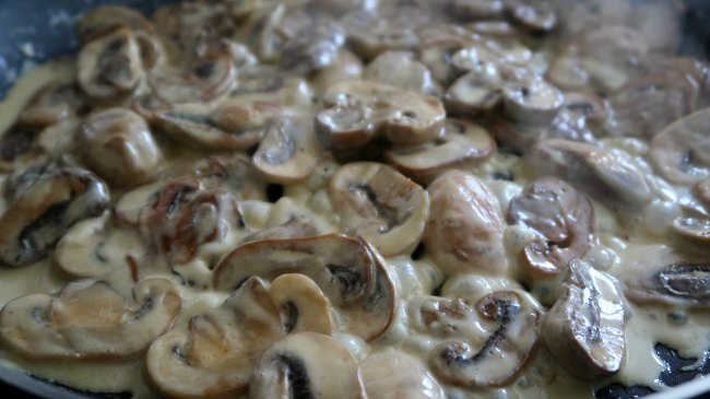 Creamy mushroom sauce - keto mushroom recipes