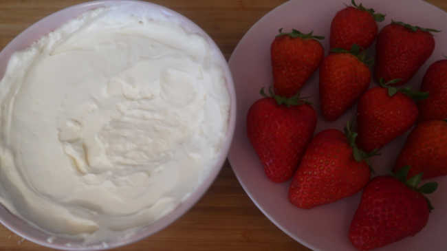 Easy Cream Cheese Fruit Dip Recipe - how to make a quick fluffy no bake dessert with only 4 ingredients