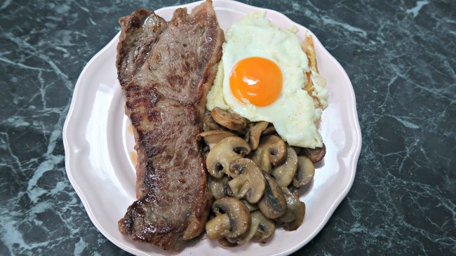 Steak, mushroom and eggs breakfast - easy keto mushroom recipes