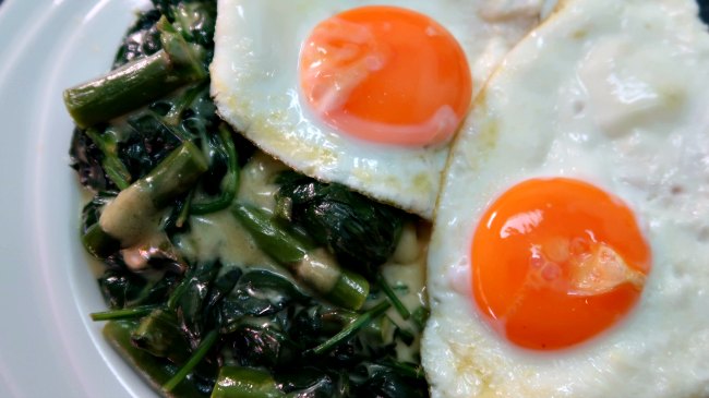Lazy Keto Breakfast Foods - Fried Eggs and Vegetables