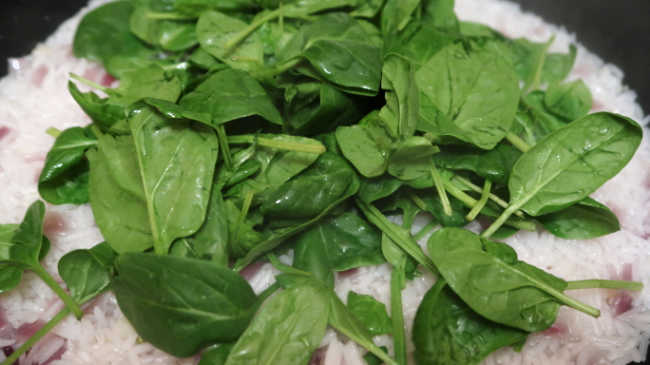 Adding spinach to rice