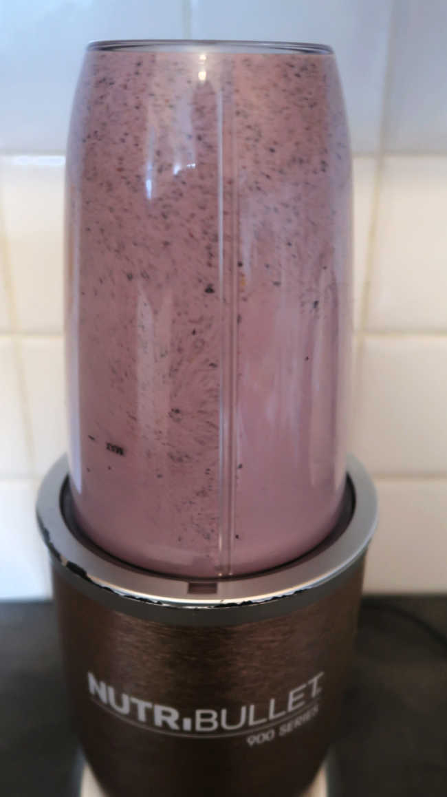 How to make a healthy blueberry smoothie with lemon and chia seeds