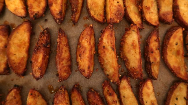 How to make baked parmesan and garlic potato wedges