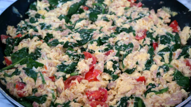 Tuna breakfast - Keto scrambled eggs