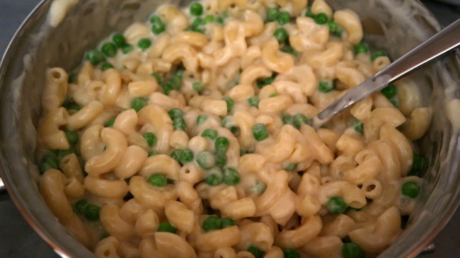 Mac and cheese with peas