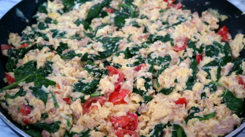 Scramble with tuna, spinach and tomatoes - Mediterranean Breakfast Ideas