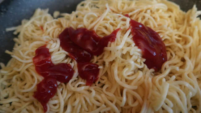 Adding tomato sauce to the leftover pasta