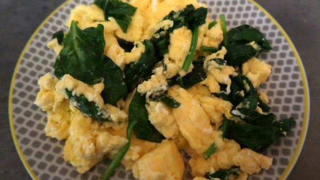 Easy low carb high protein vegetarian meals - scrambled eggs with ricotta and spinach