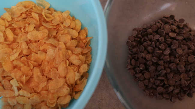 The simple ingredients of corn flakes and chocolate chips