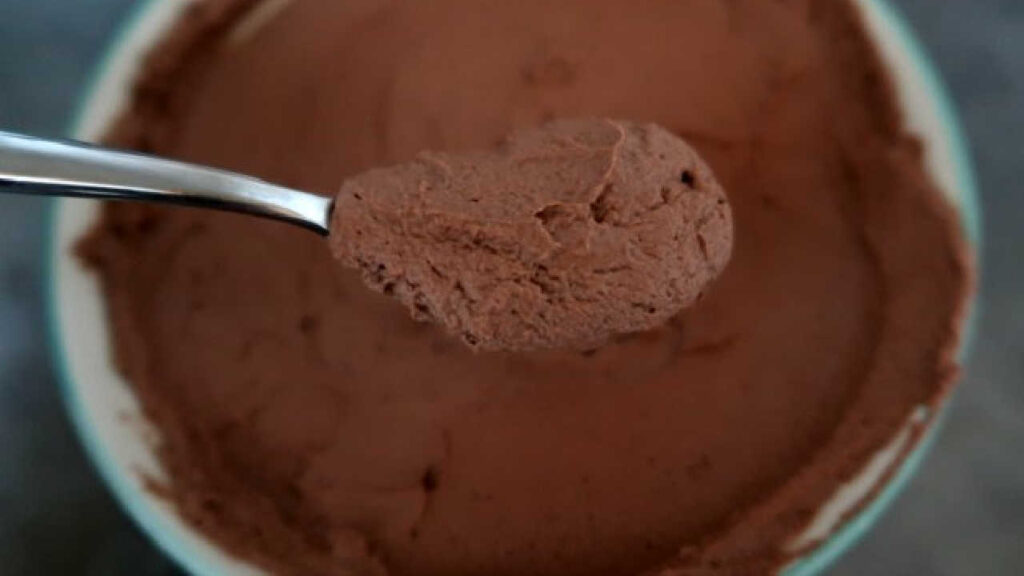 15 Easy Chooclate Desserts - including creamy mousse, fudgy brownies, chocolate pudding, truffles and more