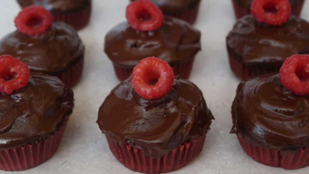 Easy chocolate desserts - chocolate raspberry cupcakes